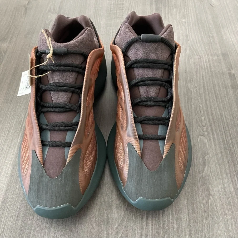 adidas Yeezy 700 V3 GY4109 Copper Fade size 10.5 NWT